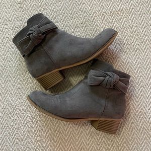The Children’s Place Bow Booties Size 6 Girls  - Grey (fit like woman’s 8)